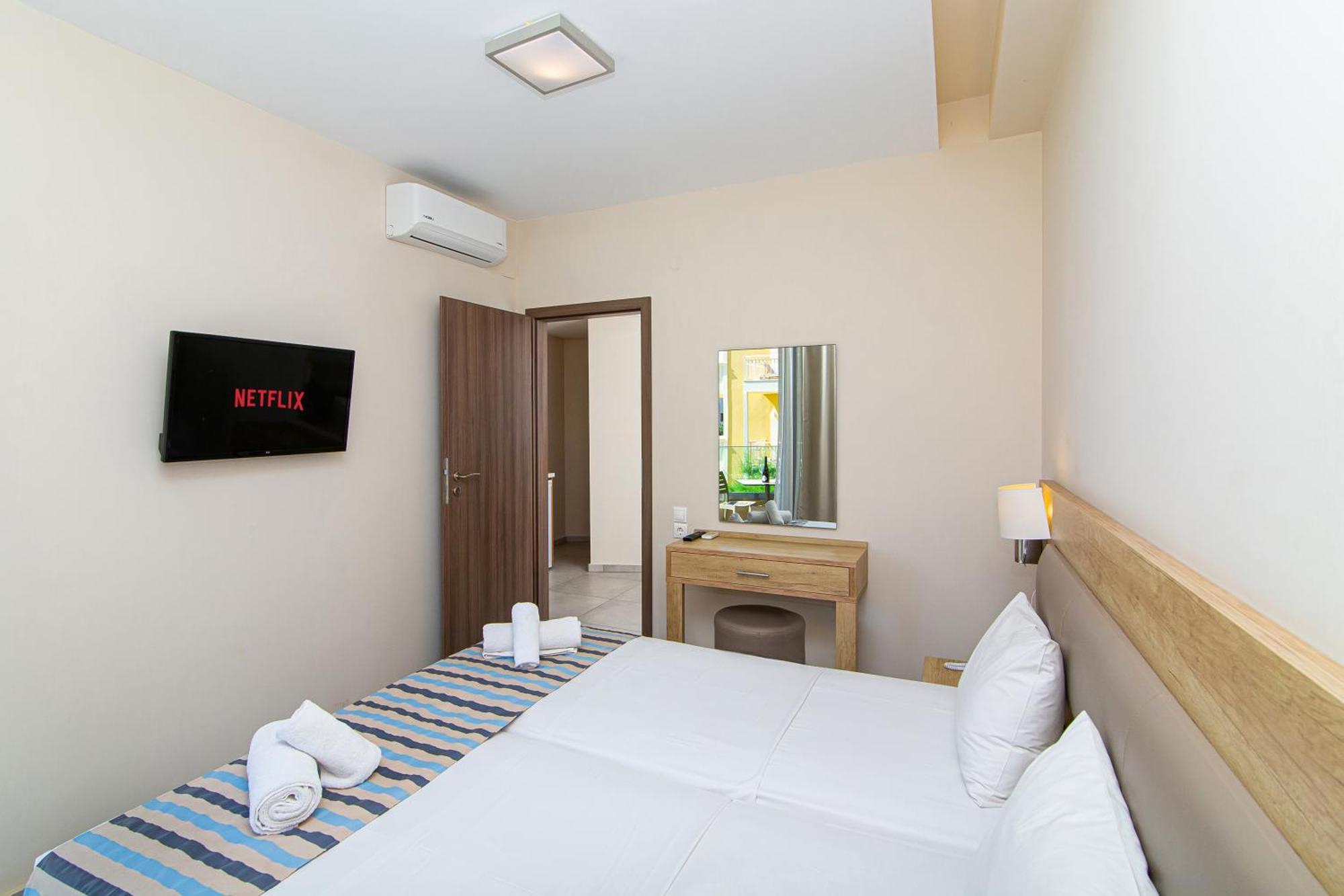 Theo Star Beach Hotel Малиа Екстериор снимка